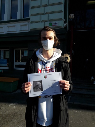 Und hier sehen wir den Nachwuchsphilosophen Kai Köln: Image